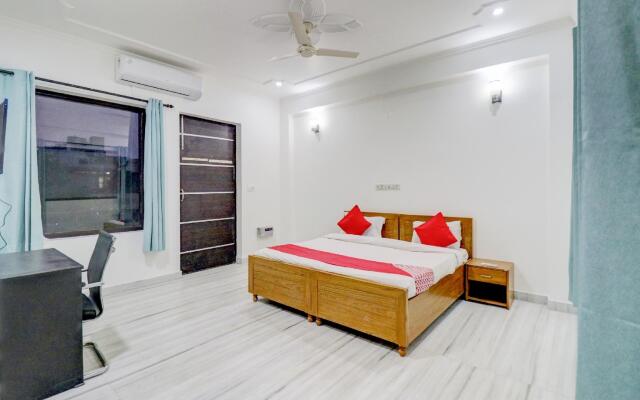OYO 79248 Hotel Rising Stay
