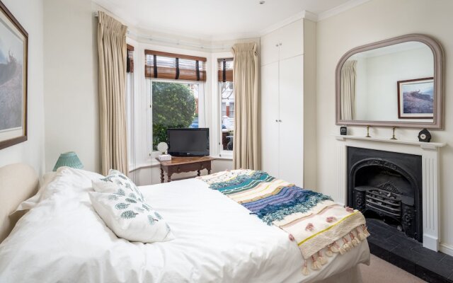 ALTIDO Homely 2 Bed Riverside Flat with Patio in Hammersmith