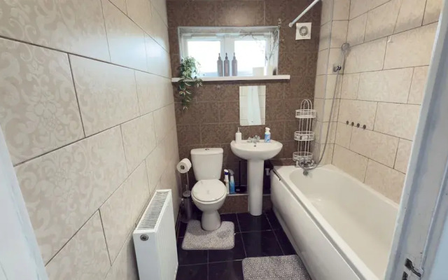 Free Parking/city Centre/long Stay/local Stores