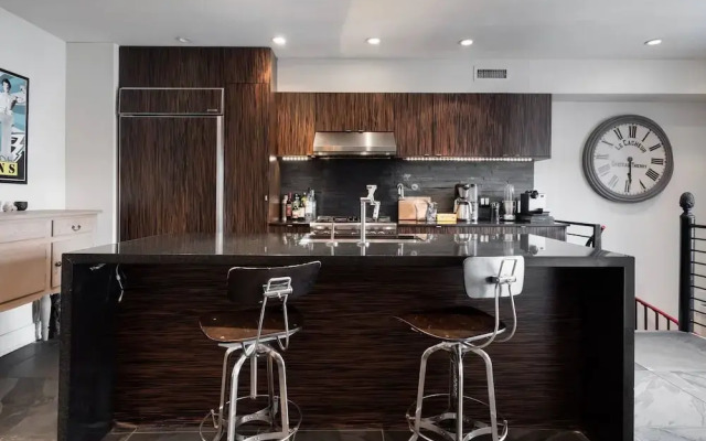 Million-dollar Celebrity Mansion in Old City