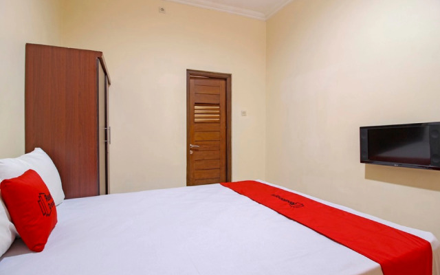 RedDoorz near Hartono Mall 3