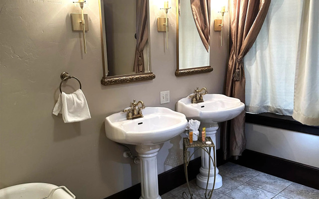 Riverside Hot Springs Inn & Spa - Adults Only