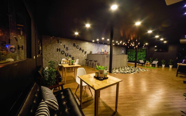 1715 House - White Rhino