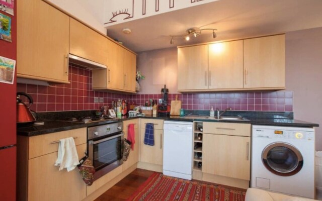Spacious 2BR Home in Surrey Quays W/terrace