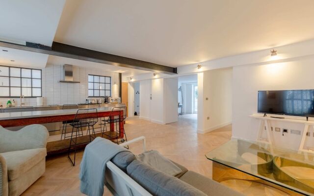 Sleek & Stylish 2BD Flat - Warren Street