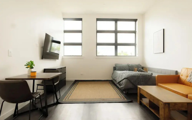Above The Roots - Elegant Studio Stay