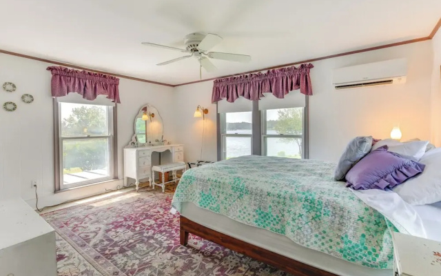 Bayfront Heathsville Home w/ Crabbing Pier!