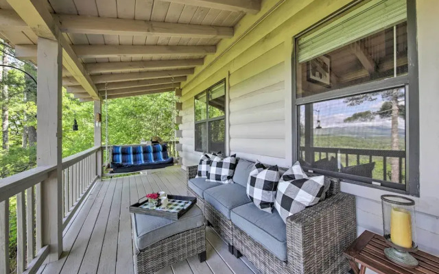 Treetop Hideout w/ Long-range Mountain Views!