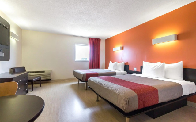 Motel 6 Kingston, ON