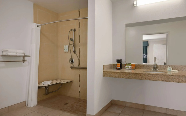 Quality Inn Lake Elsinore I-15