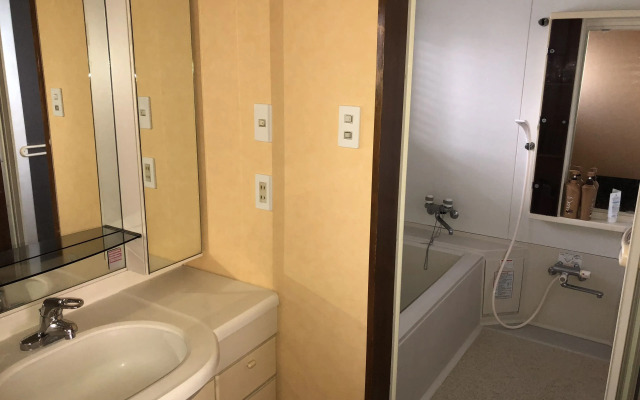 Happy Closet & Wasamon Hostel