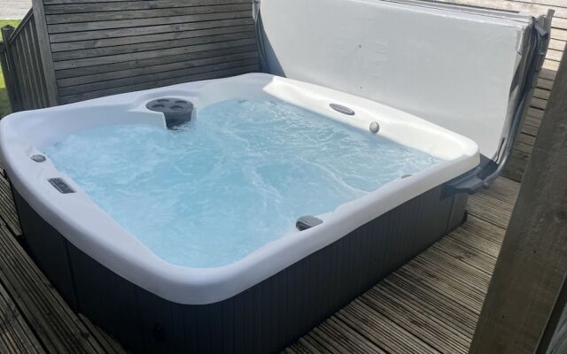 Dog Friendly Lodge With hot Tub, Quiet Location