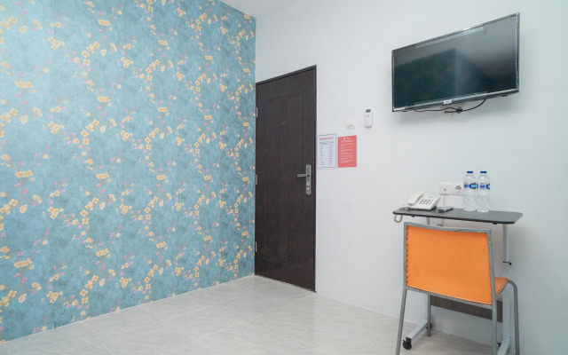 RedDoorz Plus near ITC Cempaka Mas 2