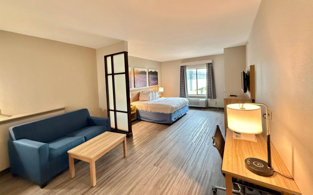 Days Inn & Suites by Wyndham Houston / West Energy Corridor