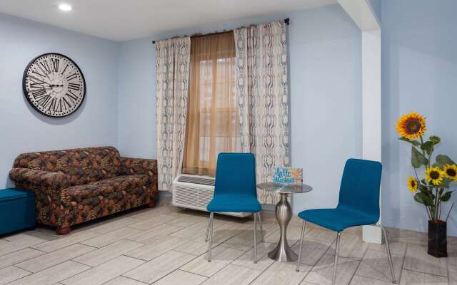 Days Inn & Suites by Wyndham Sellersburg