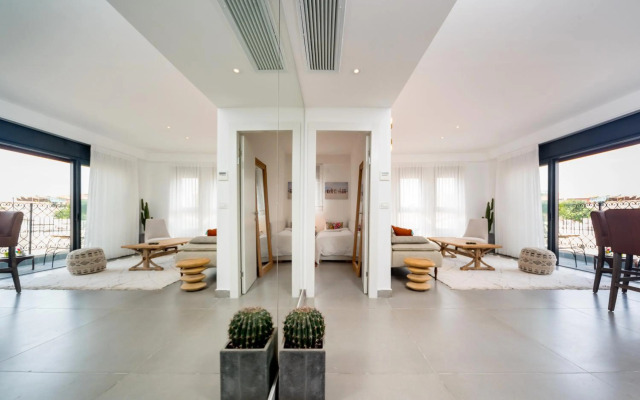 Walk to Beaches from an Arty New-Build Apartment