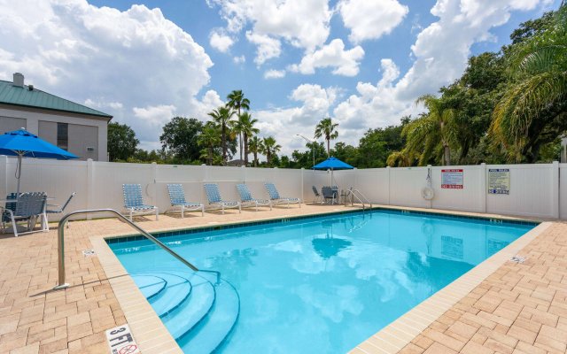 Days Inn & Suites by Wyndham Lakeland