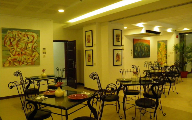 OYO 103 Artina Suites Hotel