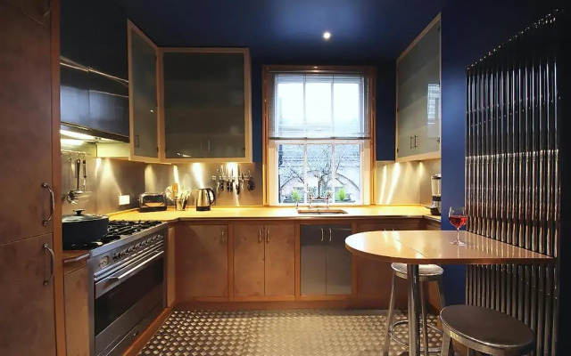8 Ravenscourt Gardens