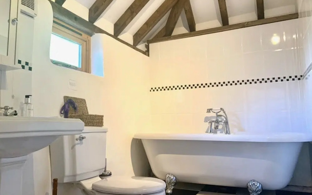 Stunning Estate Sleeps 22 Private Parking & Garden