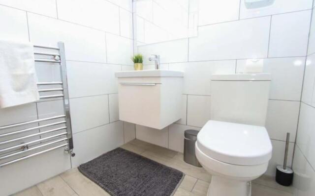 No11 Luxe Living Guest House-Sleeps 6-Family Friendly-Private Parking-Wifi-City-Beach