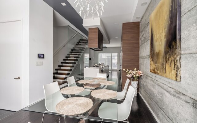 Cozy 5 Bedroom House in Downtown Toronto