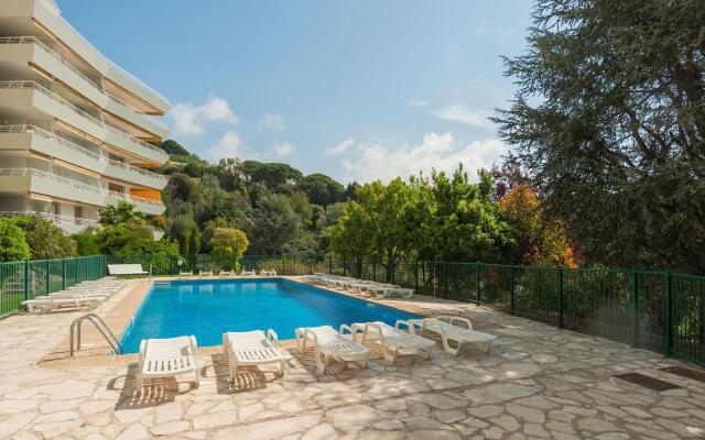 Scenic apartment in Cannes with private terrace
