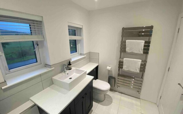 New Modern & Spacious Snowdonia Home - Sleeps 7