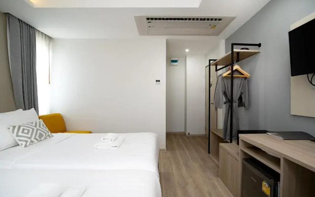 The Riski Hotel at Bangphlat Station