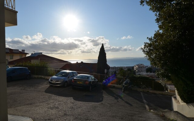 Period Apartment 5 Persons With Sea View And Parking In Port Of Nice