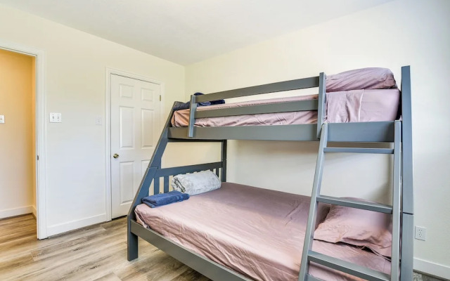 Walk to Beach: Galveston Getaway w/ Deck!