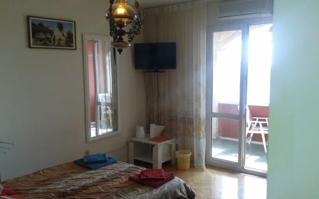 Apartment & Rooms House with Garden