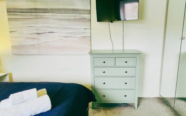 Comfy 3BR Flat on Quiet Street