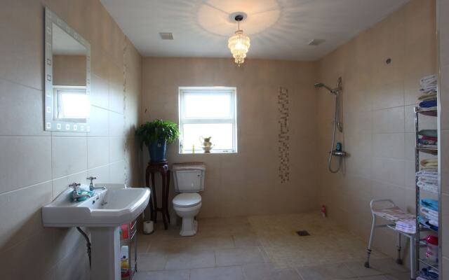 Captivating 8-bed House in Antrim