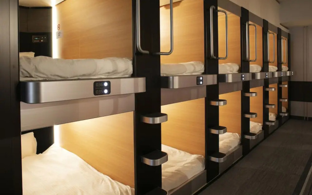 PLAZA EAST CABIN - Caters to men