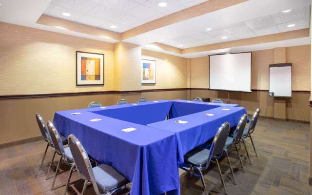 Holiday Inn Express and Suites Phoenix Midtown