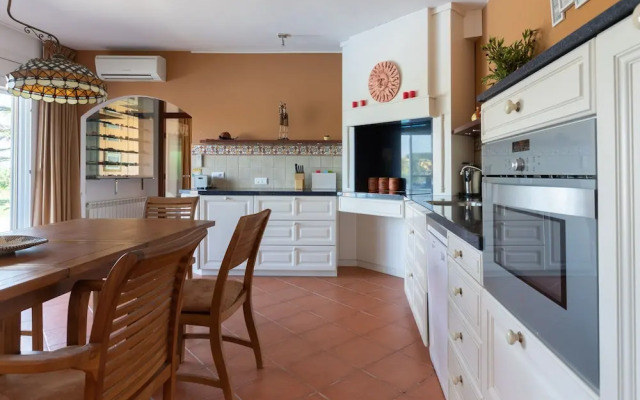 Delux Villa in Vilacolum With Swimming Pool