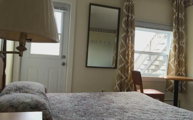 Admiral's Quay Motel & Suites