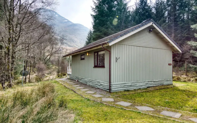 Otter With Mountain View and Enclosed Decking