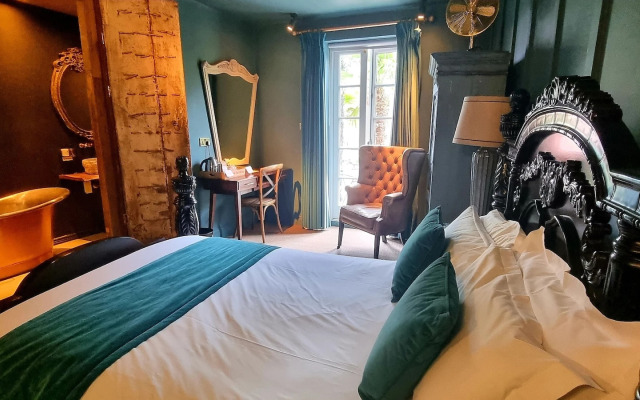 Le Petit Chateau & William de Percy