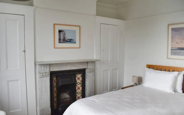 Stylish and Spacious 4 Bedroom Queen's Park House