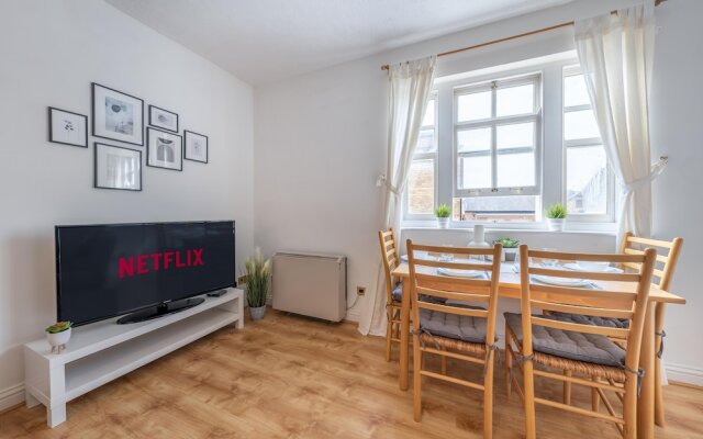 Stansted Airport & Bishops Stortford Town Centre Professional Apartment