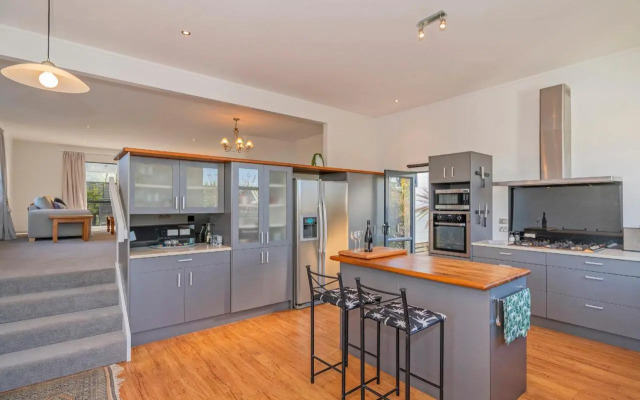 Manuka Bach - Matarangi Holiday Home