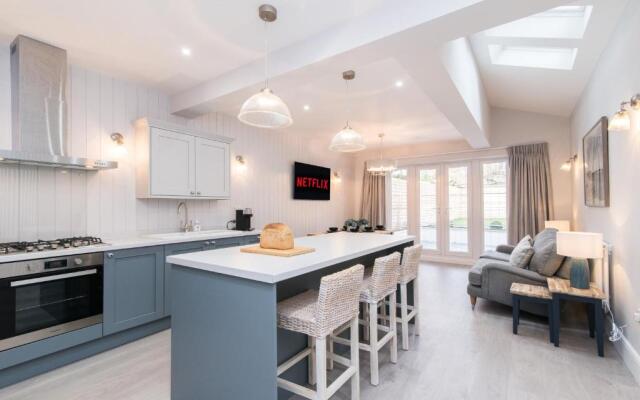 Enfield House - Charming, Modern and Light 4bed
