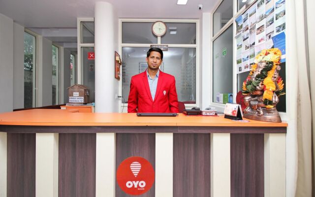OYO 4756 Hotel Apple Inn
