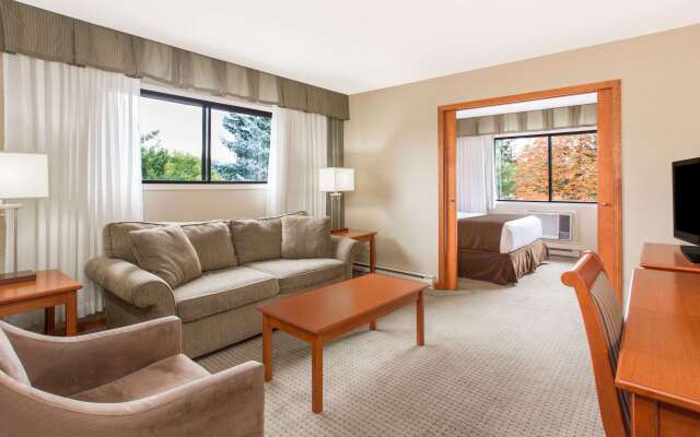 Ramada Hotel & Conference Center by Wyndham Kelowna
