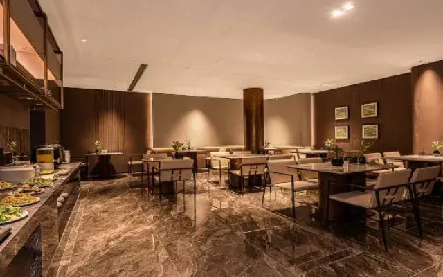 Rour Seasons Red Maple Hotel