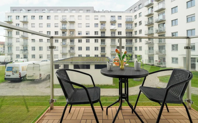 Apartment With Parking by Renters