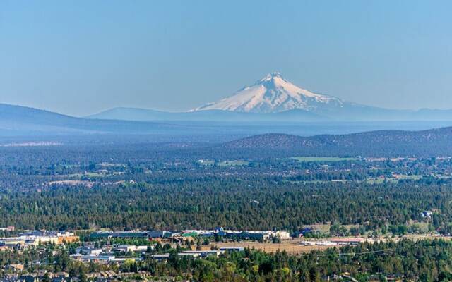 New Listing Bend Basecamp W Hot Tub, Fenced Yard 3 Bedroom Home