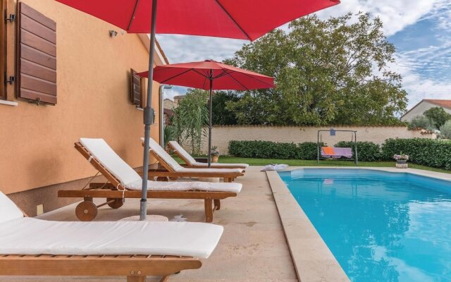 Amazing Home in Krnica with Hot Tub, WiFi & 4 Bedrooms